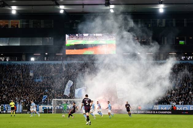 240926 Fans of Malmö FF during the UEFA Europa League football match between Malmö FF and Rangers on September 26, 2024 in Malmö Photo Petter Arvidson BILDBYRAN kod PA PA0884 fotboll football soccer fotball uefa europa league malmö ff rangers bbeng bengal pyroteknik publik  Copyright: PETTERxARVIDSON BB240926PA077