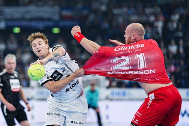 Bilder des Jahres 2024, Sport 09 September Sport Themen der Woche KW39 Sport Bilder des Tages Emil Wernsdorf Madsen (THW Kiel, 45), Arnar Freyr Arnarsson (MT Melsungen, 21) GER, THW Kiel vs. MT Melsungen, Handball, Bundesliga, Spieltag, 4, Saison 2024 2025, 26.09.2024 GER, THW Kiel vs. MT Melsungen, Handball, Bundesliga, Spieltag, 4, Saison 2024 2025, 26.09.2024 Kiel *** Emil Wernsdorf Madsen THW Kiel, 45 , Arnar Freyr Arnarsson MT Melsungen, 21 GER, THW Kiel vs MT Melsungen, Handball, Bundesliga, Matchday, 4, Season 2024 2025, 26 09 2024 GER, THW Kiel vs MT Melsungen, Handball, Bundesliga, Matchday, 4, Season 2024 2025, 26 09 2024 Kiel Copyright: xEibner-Pressefoto MarcelxvonxFehrnx EP_MFN