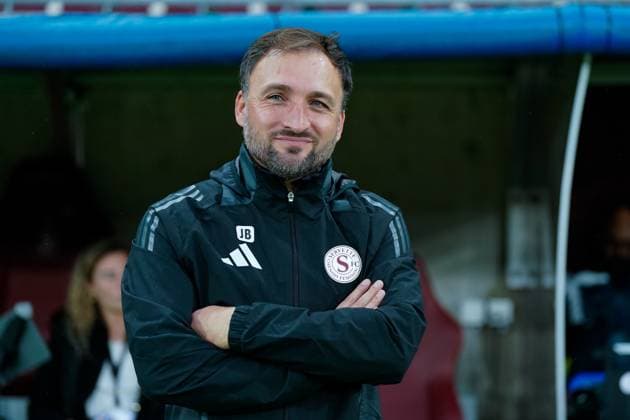 26 09 2024, Geneva, Stade de Geneve, UEFA Women s Champions League Servette FC Chenois Feminin AS Roma, coach Jose Barcala Servette FC Chenois Feminin looks on Geneva Stade de Geneve Geneva Switzerland  Copyright: xJustPictures.ch DanielaxPorcellix