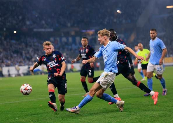 Malmös Hugo Bolin R and Rangers Connor Barron during the Europa League football match between Malmö FF and Rangers FC at Malmö New Stadium in Malmo, Sweden September 26, 2024 MALMÖ SVERIGE ttexport x10600x  Copyright: xAndreasxHillergren TTx EUROPA LEAGUE MALMÖ FF-RANGERS FC