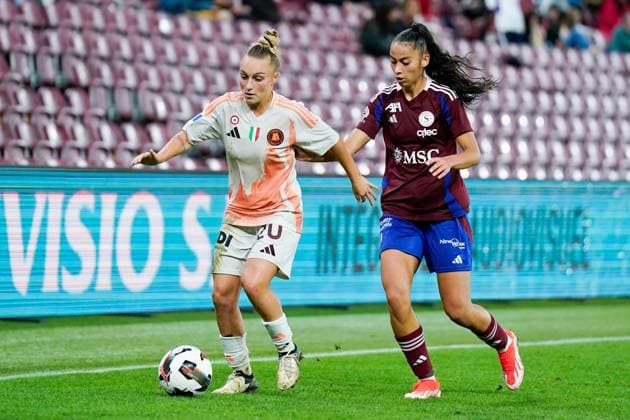 26 09 2024, Geneva, Stade de Geneve, UEFA Women s Champions League Servette FC Chônois Fôminin AS Roma, 7 Imane Saoud Servette FC Chenois Feminin and Giada Greggi 20 Roma battle for the ball duel Geneva Stade de Geneve Geneva Switzerland  Copyright: xJustPictures.ch DanielaxPorcellix