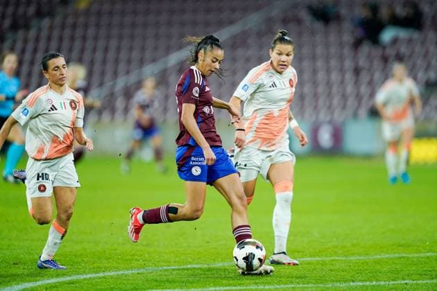 26 09 2024, Geneva, Stade de Geneve, UEFA Women s Champions League Servette FC Chônois Fôminin AS Roma, 7 Imane Saoud Servette FC Chenois Feminin shoots the ball and scores a goal Geneva Stade de Geneve Geneva Switzerland  Copyright: xJustPictures.ch DanielaxPorcellix