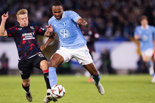 MALMÖ, SWEDEN 20240926 Rangers Cyriel Dessers and Malmös Isaac Kiese Thelin battle for the ball during Thursdays Europa League soccer match between Malmö FF and Rangers FC at Eleda Stadium New Malmö Stadium MALMÖ SWEDEN x10600x  Copyright: xAndreasxHillergren TTx EUROPA LEAGUE MALMÖ FF-RANGERS FC