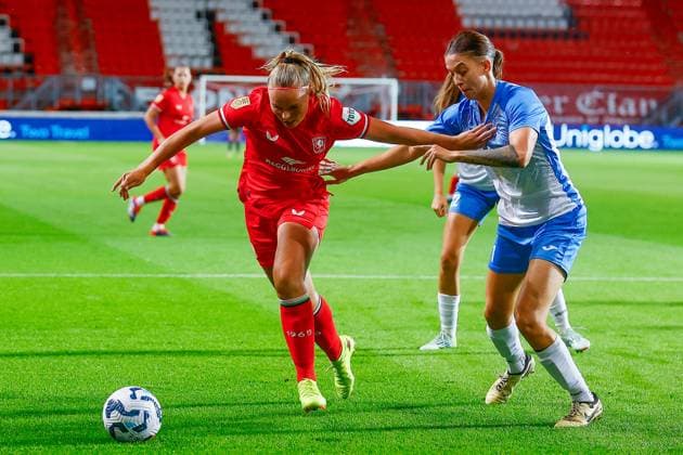 ENSCHEDE, Stadium De Grolsch Veste, 26-09-2024 , season 2024 2025 , UEFA Women Champions League Qualification. during the match Twente - Osijek (women), FC Twente player Jaimy Ravensbergen ZNK Osijek player Madison Cox Twente - Osijek (women)  x26342265x Copyright: