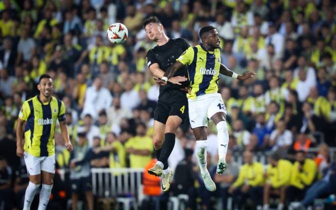 Union s Mathias Rasmussen and Fenerbahce s Fred fight for the ball during a soccer game between Turkish Fenerbahce SK and Belgian Royale Union Saint-Gilloise in Istanbul, Turkey on Thursday 26 September 2024, on the opening day of the League phase of the UEFA Europa League tournament. VIRGINIExLEFOUR  x101443448x