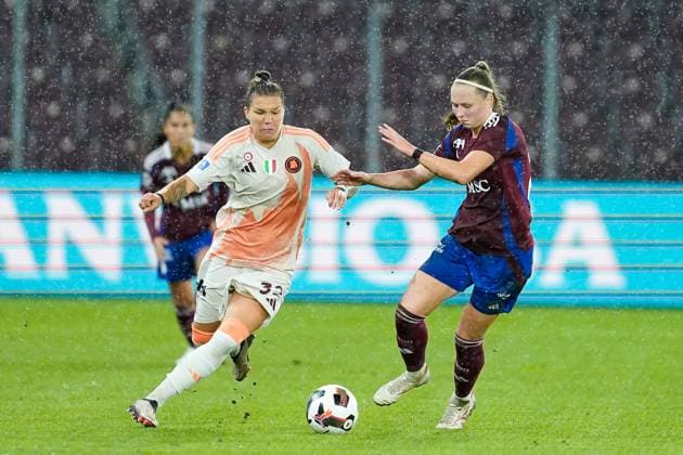 26 09 2024, Geneva, Stade de Geneve, UEFA Women s Champions League Servette FC Chênois Fôminin AS Roma, Elena Linari 32 Roma and Rimante Jonusaite Servette battle for the ball duel Geneva Stade de Geneve Geneva Switzerland  Copyright: xJustPictures.ch DanielaxPorcellix