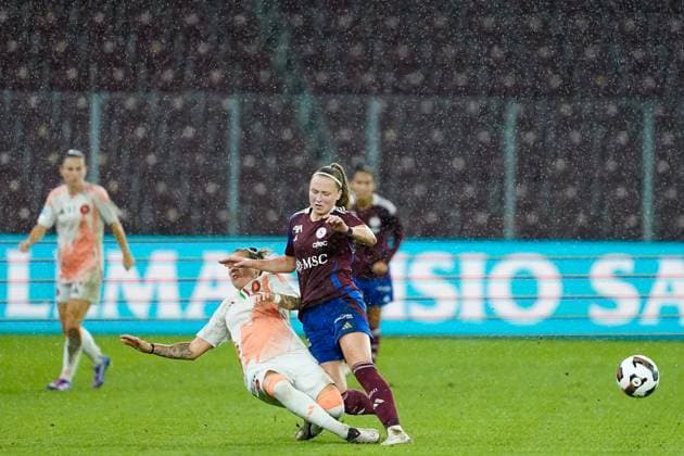 26 09 2024, Geneva, Stade de Geneve, UEFA Women s Champions League Servette FC Chênois Fôminin AS Roma, Elena Linari 32 Roma and Rimante Jonusaite Servette battle for the ball duel Geneva Stade de Geneve Geneva Switzerland  Copyright: xJustPictures.ch DanielaxPorcellix