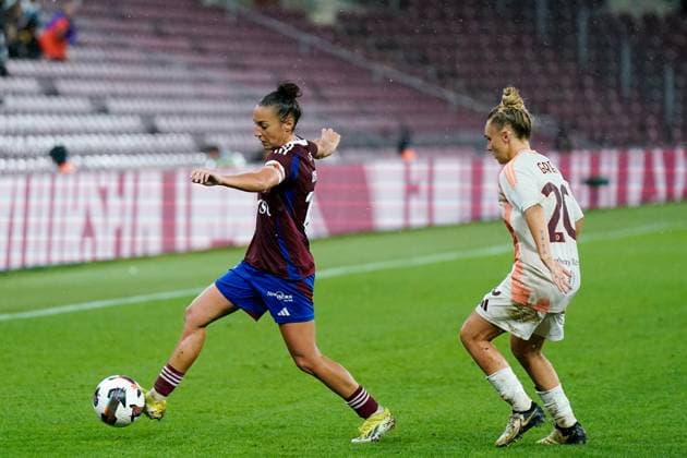 26 09 2024, Geneva, Stade de Geneve, UEFA Women s Champions League Servette FC Chônois Fôminin AS Roma, 8 Paula Serrano Servette FC Chenois Feminin and Giada Greggi 20 Roma battle for the ball duel Geneva Stade de Geneve Geneva Switzerland  Copyright: xJustPictures.ch DanielaxPorcellix