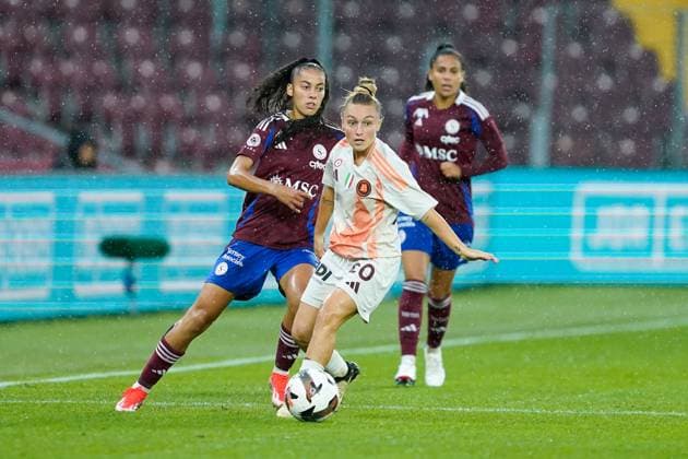 26 09 2024, Geneva, Stade de Geneve, UEFA Women s Champions League Servette FC Chônois Fôminin AS Roma, 7 Imane Saoud Servette FC Chenois Feminin and Giada Greggi 20 Roma battle for the ball duel Geneva Stade de Geneve Geneva Switzerland  Copyright: xJustPictures.ch DanielaxPorcellix