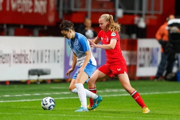 ENSCHEDE, Stadium De Grolsch Veste, 26-09-2024 , season 2024 2025 , UEFA Women Champions League Qualification. during the match Twente - Osijek (women), ZNK Osijek player Ivana Kirilenko FC Twente player Leonie Vliek Twente - Osijek (women)  x26342293x Copyright: