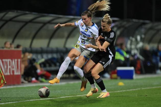 Murska Sobota, Slovenia, September 26th, 2024: Sarah Mattner-Trembleau (17 SKN St Polten) attempting to get past Zala Vindisar (19 NS Mura) during the UEFA womens champions league play off match Mura vs St Polten at Mestni Stadion Fazanerija, Murska Sobota Tom Seiss SPP (Tom Seiss SPP) Copyright: xTomxSeissx xSPPx spp-en-ToSeSp-20240926 UWCL Mura vs SKN-9495