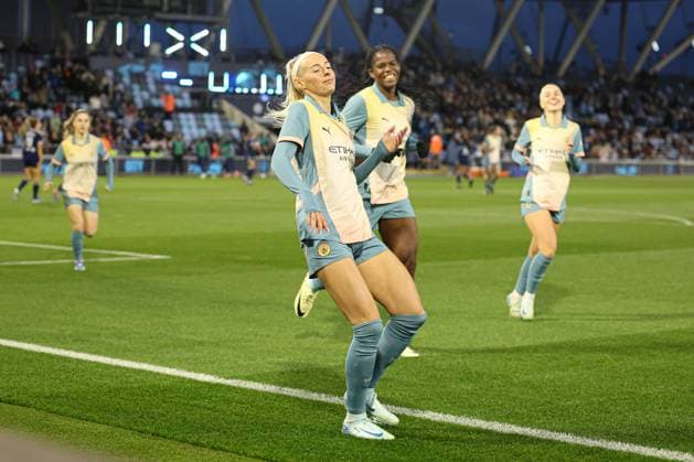 Sport Bilder des Tages Chloe Kelly of Manchester City celebrates scoring the 1st goal Manchester City Women v Paris Women, UEFA Women s Champions League, Second Round, Second Leg, Football, Joie Stadium , Manchester, UK, 26 Sep 2024 EDITORIAL USE ONLY No use with unauthorised audio, video, data, fixture lists, club league logos or live services. Online in-match use limited to 120 images, no video emulation. No use in betting, games or single club league player publications. Copyright: xPaulxCurrie Shutterstockx 14739053g