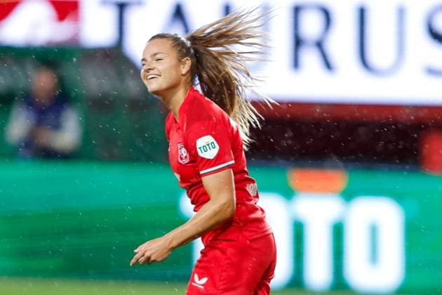 ENSCHEDE, Stadium De Grolsch Veste, 26-09-2024 , season 2024 2025 , UEFA Women Champions League Qualification. during the match Twente - Osijek (women), FC Twente player Kayleigh van Dooren celebrating the goal scored 1-0 Twente - Osijek (women)  x26342440x Copyright:
