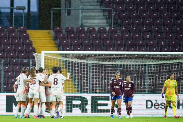 26 09 2024, Geneva, Stade de Geneve, UEFA Women s Champions League Servette FC Chônois Fôminin AS Roma, Players of Servette look dejected and disappointed after AS Roma celebrates a goal Geneva Stade de Geneve Geneva Switzerland  Copyright: xJustPictures.ch DanielaxPorcellix