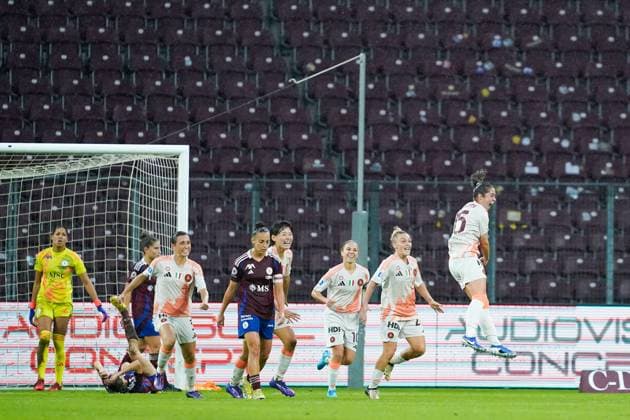 26 09 2024, Geneva, Stade de Geneve, UEFA Women s Champions League Servette FC Chônois Fôminin AS Roma, Giulia Dragoni 15 Roma celebrates after scoring a goal Geneva Stade de Geneve Geneva Switzerland  Copyright: xJustPictures.ch DanielaxPorcellix