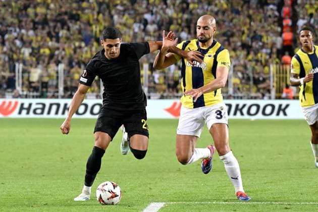 ISTANBUL - (l-r)Anan Khalaili of Royale Union Saint-Gilloise, Sofyan Amrabat of Fenerbahce SK during the UEFA Europa League match between Fenerbahce AS and R. Union Saint-Gilloise at the Ulker Fenerbahce Sukru Saracoglu stadium on Sept. 26, 2024 in Istanbul, Turkey. ANP Hollandse Hoogte UEFA Europa League 2024 25 2024 25 xVIxANPxSportx xGerritxvanxKeulenxIVx 509435915 originalFilename: 509435915.jpg