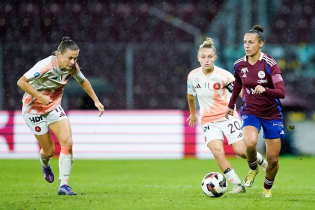 26 09 2024, Geneva, Stade de Geneve, UEFA Women s Champions League Servette FC Chônois Fôminin AS Roma, 8 Paula Serrano Servette FC Chenois Feminin controls the ball Geneva Stade de Geneve Geneva Switzerland  Copyright: xJustPictures.ch DanielaxPorcellix