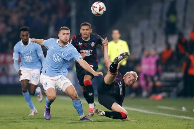 MALMÖ, SWEDEN 20240926 Malmös Gabriel Busanello and Rangers Ross McCausland battle for the ball during Thursdays Europa League soccer match between Malmö FF and Rangers FC at Eleda Stadium New Malmö Stadium MALMÖ SWEDEN x10600x  Copyright: xAndreasxHillergren TTx EUROPA LEAGUE MALMÖ FF-RANGERS FC