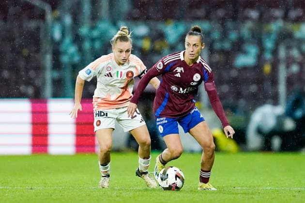 26 09 2024, Geneva, Stade de Geneve, UEFA Women s Champions League Servette FC Chônois Fôminin AS Roma, 8 Paula Serrano Servette FC Chenois Feminin and Giada Greggi 20 Roma battle for the ball duel Geneva Stade de Geneve Geneva Switzerland  Copyright: xJustPictures.ch DanielaxPorcellix