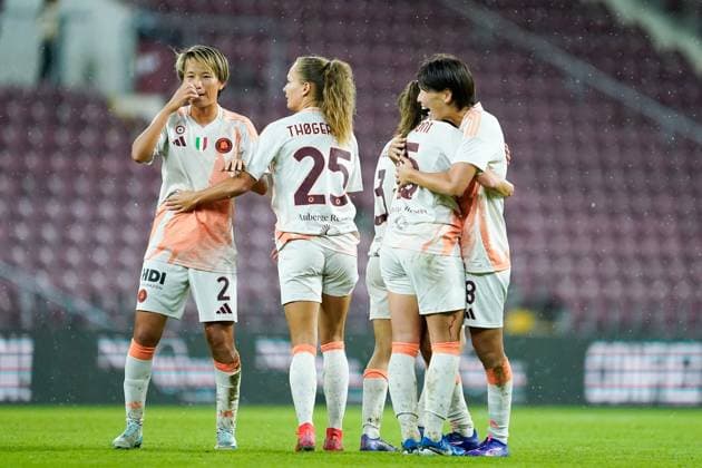 26 09 2024, Geneva, Stade de Geneve, UEFA Women s Champions League Servette FC Chônois Fôminin AS Roma, Giulia Dragoni 15 Roma celebrates with teammates another goal Geneva Stade de Geneve Geneva Switzerland  Copyright: xJustPictures.ch DanielaxPorcellix