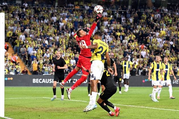 ISTANBUL - Royal Union Saint-Gilloise goalkeeper Anthony Moris, Jayden Oosterwolde of Fenerbahce SK during the UEFA Europa League match between Fenerbahce AS and R. Union Saint-Gilloise at the Ulker Fenerbahce Sukru Saracoglu stadium on Sept. 26, 2024 in Istanbul, Turkey. ANP Hollandse Hoogte UEFA Europa League 2024 25 2024 25 xVIxANPxSportx xGerritxvanxKeulenxIVx 509436739 originalFilename: 509436739.jpg
