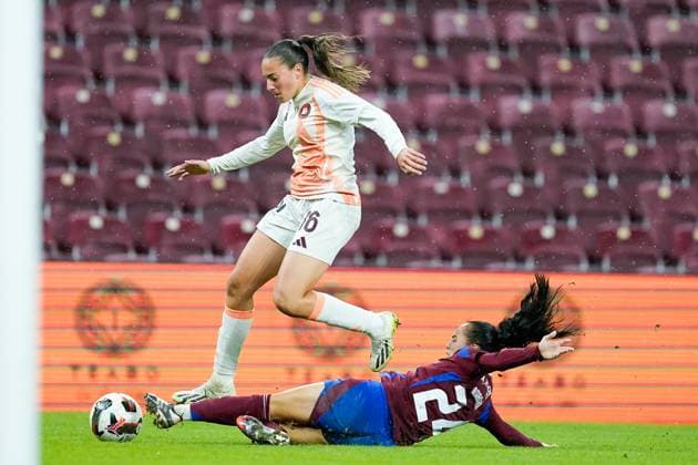 26 09 2024, Geneva, Stade de Geneve, UEFA Women s Champions League Servette FC Chônois Fôminin AS Roma, Joana Gaspar Da Silva Marchao Servette tackles Alice Corelli 16 Roma Geneva Geneva Stade de Geneve Geneva Switzerland  Copyright: xJustPictures.ch DanielaxPorcellix