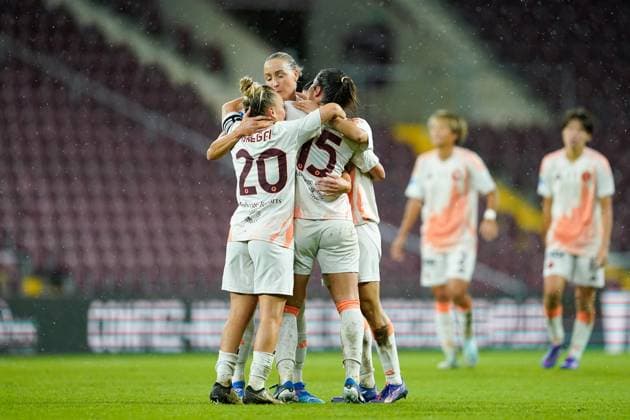 26 09 2024, Geneva, Stade de Geneve, UEFA Women s Champions League Servette FC Chônois Fôminin AS Roma, Giulia Dragoni 15 Roma celebrates with teammates another goal Geneva Stade de Geneve Geneva Switzerland  Copyright: xJustPictures.ch DanielaxPorcellix