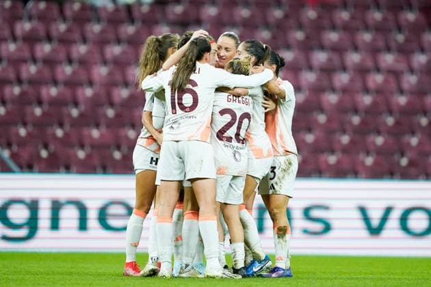 26 09 2024, Geneva, Stade de Geneve, UEFA Women s Champions League Servette FC Chônois Fôminin AS Roma, Valentina Giacinti 9 Roma celebrates with teammates after scoring another goal Geneva Stade de Geneve Geneva Switzerland  Copyright: xJustPictures.ch DanielaxPorcellix