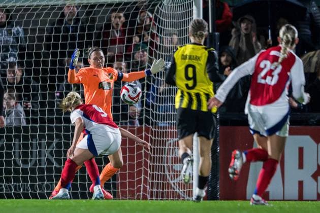 240926 Goalkeeper Jennifer Falk of Häcken and Beth Mead of Arsenal during the UEFA Women s Champions League qualifying match between Arsenal and Häcken on September 26, 2024 in London Photo Emma Wallskog BILDBYRAN COP 320 EW0435 fotboll football soccer fotball champions league arsenal häcken dam bbeng  Copyright: EMMAxWALLSKOG BB240926EW060