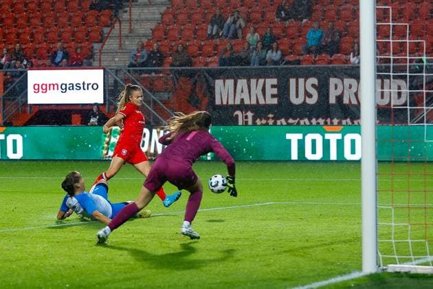 ENSCHEDE, Stadium De Grolsch Veste, 26-09-2024 , season 2024 2025 , UEFA Women Champions League Qualification. during the match Twente - Osijek (women), FC Twente player Kayleigh van Dooren scores 1-0 Twente - Osijek (women)  x26342534x Copyright: