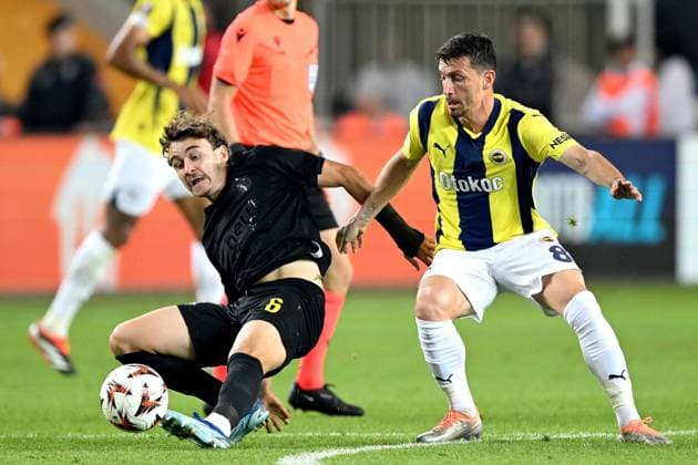 ISTANBUL - (l-r) Kamiel van de Perre Royale Union Saint-Gilloise, Mert Hakan Yandas of Fenerbahce SK during the UEFA Europa League match between Fenerbahce AS and R. Union Saint-Gilloise at the Ulker Fenerbahce Sukru Saracoglu stadium on Sept. 26, 2024 in Istanbul, Turkey. ANP Hollandse Hoogte UEFA Europa League 2024 25 2024 25 xVIxANPxSportx xGerritxvanxKeulenxIVx 509437508 originalFilename: 509437508.jpg