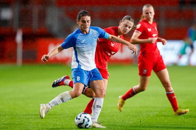 ENSCHEDE, Stadium De Grolsch Veste, 26-09-2024 , season 2024 2025 , UEFA Women Champions League Qualification. during the match Twente - Osijek (women), ZNK Osijek player Maja Joscak FC Twente player Sophie te Brake Twente - Osijek (women)  x26342559x Copyright: