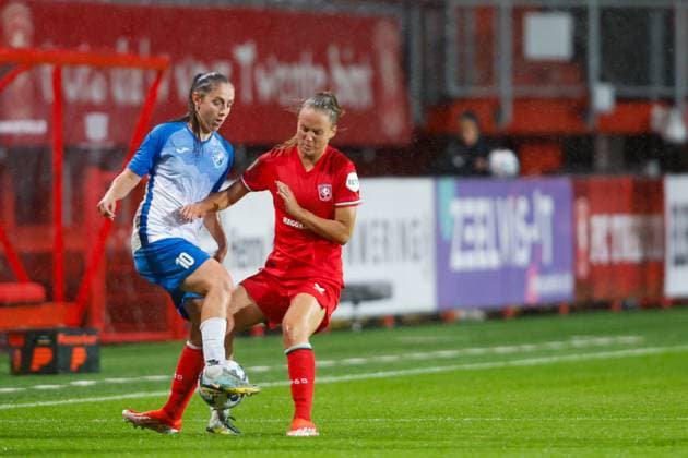 ENSCHEDE, Stadium De Grolsch Veste, 26-09-2024 , season 2024 2025 , UEFA Women Champions League Qualification. during the match Twente - Osijek (women), ZNK Osijek player Izabela Lojna FC Twente player Anna Knol Twente - Osijek (women)  x26342562x Copyright: