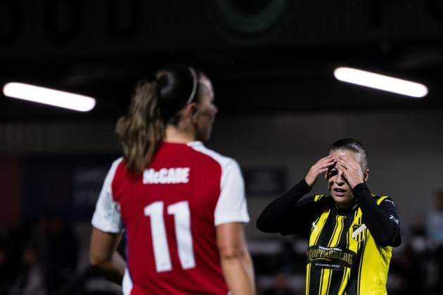 240926 Anna Anvegard of Häcken looks dejected during the UEFA Women s Champions League qualifying match between Arsenal and Häcken on September 26, 2024 in London Photo Emma Wallskog BILDBYRAN COP 320 EW0435 fotboll football soccer fotball champions league arsenal häcken dam bbeng depp  Copyright: EMMAxWALLSKOG BB240926EW063
