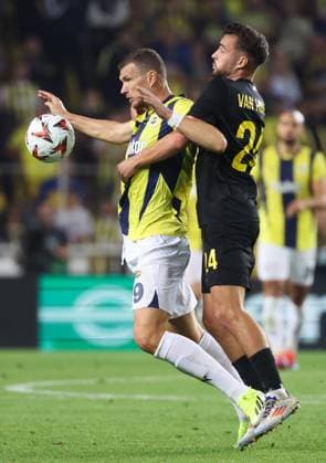 Fenerbahce s Edin Dzeko and Union s Charles Vanhoutte fight for the ball during a soccer game between Fenerbahce SK and Belgian Royale Union Saint-Gilloise in Istanbul, Turkey on Thursday 26 September 2024, on the opening day of the League phase of the UEFA Europa League tournament. VIRGINIExLEFOUR  x101445989x