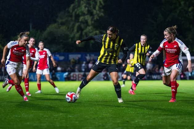 240926 Tabitha Tindell of Häcken and Kim Little of Arsenal during the UEFA Women s Champions League qualifying match between Arsenal and Häcken on September 26, 2024 in London Photo Emma Wallskog BILDBYRAN COP 320 EW0435 fotboll football soccer fotball champions league arsenal häcken dam bbeng  Copyright: EMMAxWALLSKOG BB240926EW064