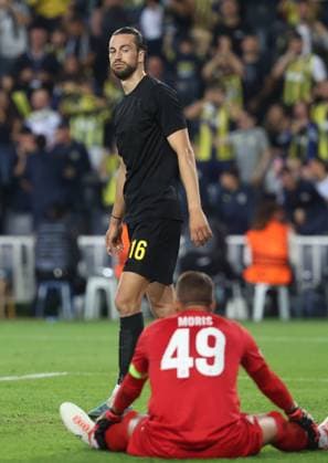 Union s Christian Burgess and Union s goalkeeper Anthony Moris look dejected during a soccer game between Turkish Fenerbahce SK and Belgian Royale Union Saint-Gilloise in Istanbul, Turkey on Thursday 26 September 2024, on the opening day of the League phase of the UEFA Europa League tournament. VIRGINIExLEFOUR  x101446304x