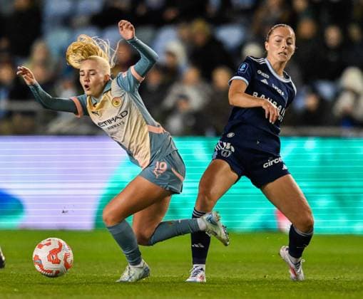 Manchester City Women v Paris FC Women UEFA Womens Champions League Laura Blindkillde Brown of Manchester women and Clara Mateo of Paris FC women during the UEFA Womens Champions League match at Joie Stadium, Manchester UK Newspapers OUT Copyright: xKarlxVallantinex FIL-20669-0015