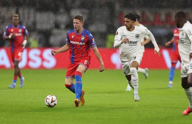 26 09 2024, Football UEFA Europa League, Eintracht Frankfurt FC Viktoria Pilsen, emonline, emspor, v l , Lukas Cerv FC Viktoria Pilsen , Omar Marmoush Eintracht Frankfurt DFL DFB REGULATIONS PROHIBIT ANY USE OF PHOTOGRAPHS AS IMAGE SEQUENCES AND OR QUASI VIDEO xdcx Copyright: HMBxMedia