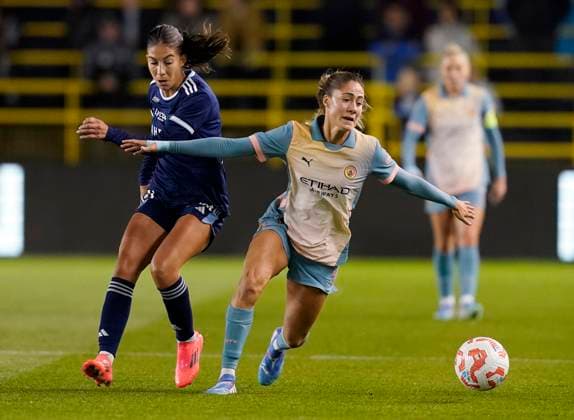 Manchester, England, 26th September 2024. Laia Aleixandri of Manchester City (R) is challenged by Margaux Le Mouel of Paris FC during the UEFA Womens Champions League match at the Academy Stadium, Manchester. Picture credit should read: Andrew Yates Sportimage EDITORIAL USE ONLY. No use with unauthorised audio, video, data, fixture lists, club league logos or live services. Online in-match use limited to 120 images, no video emulation. No use in betting, games or single club league player publications. SPI-3335-0007