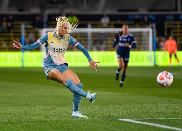 Manchester City Women v Paris FC Women UEFA Womens Champions League Chioe Kelly of Manchester City women shoots during the UEFA Womens Champions League match at Joie Stadium, Manchester UK Newspapers OUT Copyright: xKarlxVallantinex FIL-20669-0018