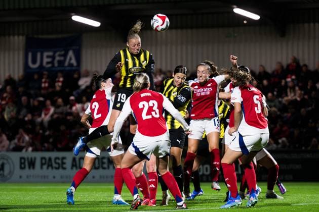 240926 Elma Junttila Nelhage and Tabitha Tindell of Häcken against Lia Wälti of Arsenal during the UEFA Women s Champions League qualifying match between Arsenal and Häcken on September 26, 2024 in London Photo Emma Wallskog BILDBYRAN COP 320 EW0435 fotboll football soccer fotball champions league arsenal häcken dam bbeng  Copyright: EMMAxWALLSKOG BB240926EW070