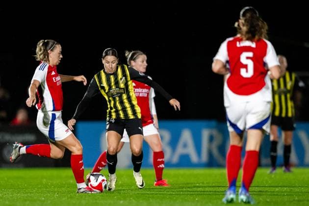 240926 Katie McCabe of Arsenal and Tabitha Tindell of Häcken during the UEFA Women s Champions League qualifying match between Arsenal and Häcken on September 26, 2024 in London Photo Emma Wallskog BILDBYRAN COP 320 EW0435 fotboll football soccer fotball champions league arsenal häcken dam bbeng  Copyright: EMMAxWALLSKOG BB240926EW072