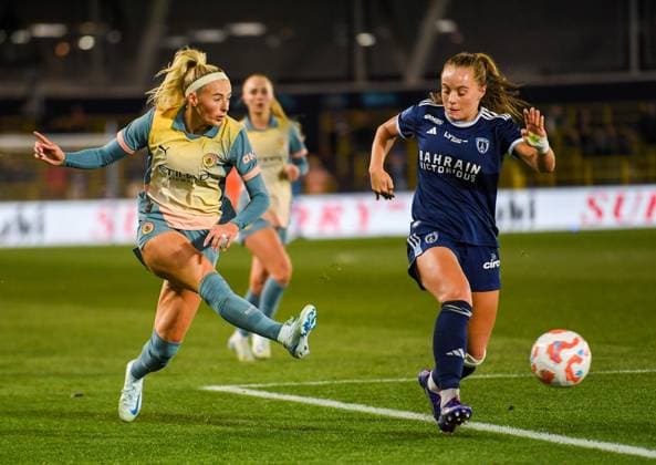 Manchester City Women v Paris FC Women UEFA Womens Champions League Chioe Kelly of Manchester City women shot is blocked by Lou Bogaert of Paris FC women during the UEFA Womens Champions League match at Joie Stadium, Manchester UK Newspapers OUT Copyright: xKarlxVallantinex FIL-20669-0020