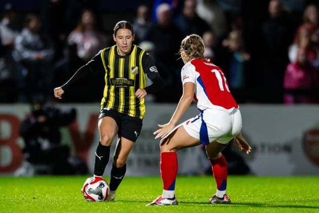 240926 Tabitha Tindell of Häcken and Katie McCabe of Arsenal during the UEFA Women s Champions League qualifying match between Arsenal and Häcken on September 26, 2024 in London Photo Emma Wallskog BILDBYRAN COP 320 EW0435 fotboll football soccer fotball champions league arsenal häcken dam bbeng  Copyright: EMMAxWALLSKOG BB240926EW073