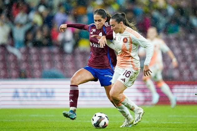 26 09 2024, Geneva, Stade de Geneve, UEFA Women s Champions League Servette FC Chenois Feminin AS Roma, Amina Muratovic Servette FC Chenois Feminin and Alice Corelli 16 Roma battle for the ball duel Geneva Stade de Geneve Geneva Switzerland  Copyright: xJustPictures.ch DanielaxPorcellix