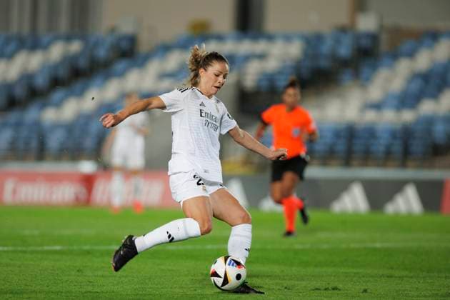 UEFA Women s Champions League - Real Madrid vs Sporting Portugal MADRID, SPAIN - SEPTEMBER 26 : Melanie Leupolz of Real Madrid women in action during the UEFA Women s Champions League 24 25 match, Round 2, second leg between Real Madrid and Sporting Portugal at Alfredo Di Stefano stadium in Madrid. (Photo by Guillermo Martinez) Madrid Alfredo Di Stefano Stadium Spain Copyright: xGuillermoxMartinezx