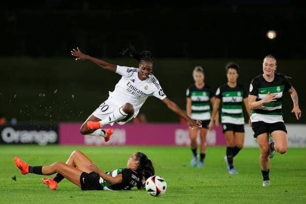 UEFA Women s Champions League - Real Madrid vs Sporting Portugal MADRID, SPAIN - SEPTEMBER 26 : Naomie Feller of Real Madrid women and Fatima Pinto of Sporting Portugal in action during the UEFA Women s Champions League 24 25 match, Round 2, second leg between Real Madrid and Sporting Portugal at Alfredo Di Stefano stadium in Madrid. (Photo by Guillermo Martinez) Madrid Alfredo Di Stefano Stadium Spain Copyright: xGuillermoxMartinezx