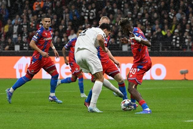 26 09 2024, xjhx, Football UEFA Europa League, Eintracht Frankfurt Viktoria Pilsen emspor, v l Igor Matanovic Eintracht Frankfurt Sampson Dweh FC Viktoria Pilsen Zweikampf, Aktion, action, battle for the ball DFL DFB REGULATIONS PROHIBIT ANY USE OF PHOTOGRAPHS as IMAGE SEQUENCES and or QUASI VIDEO Frankfurt am Main
