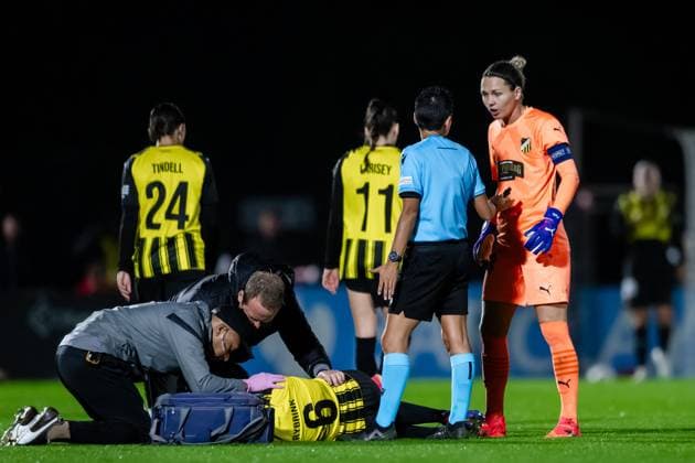 240926 Josefine Rybrink of Häcken in pain during the UEFA Women s Champions League qualifying match between Arsenal and Häcken on September 26, 2024 in London Photo Emma Wallskog BILDBYRAN COP 320 EW0435 fotboll football soccer fotball champions league arsenal häcken dam bbeng depp injury goalkeeper Jennifer Falk  Copyright: EMMAxWALLSKOG BB240926EW074